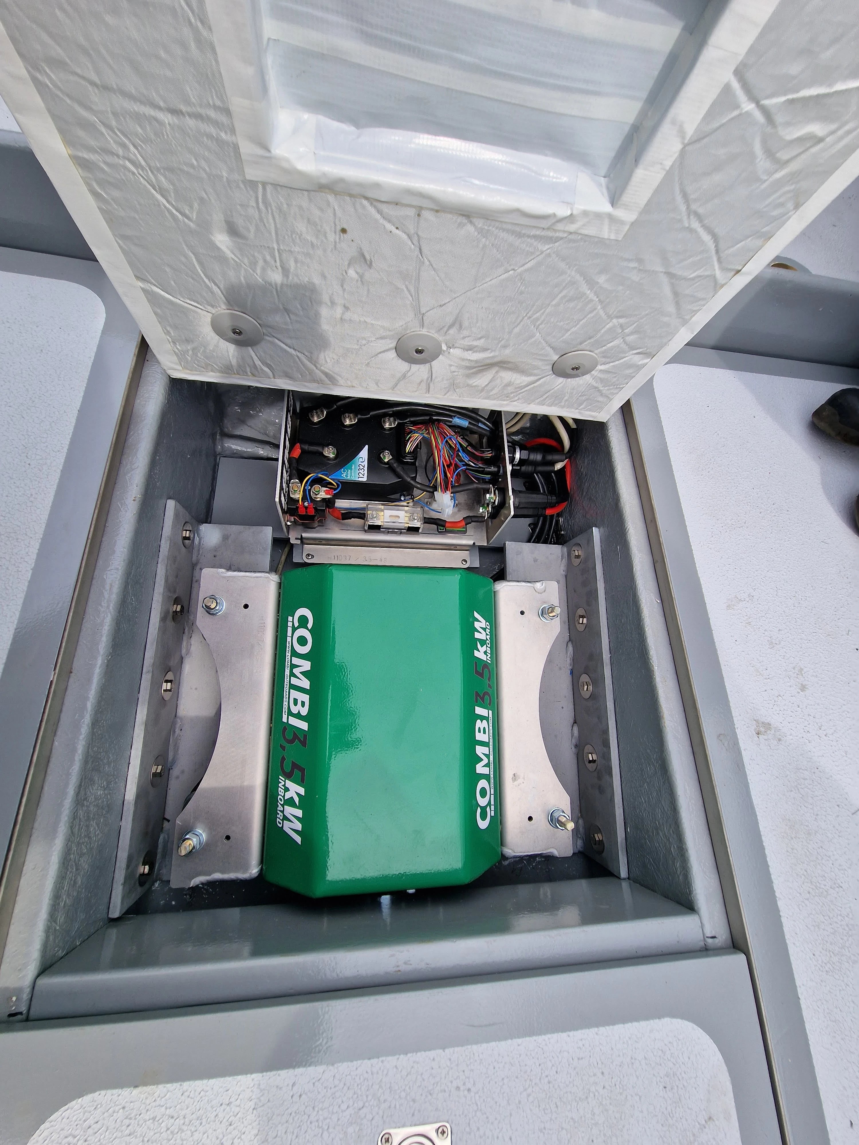 Elektrisk indenbordsmotor i damjolle