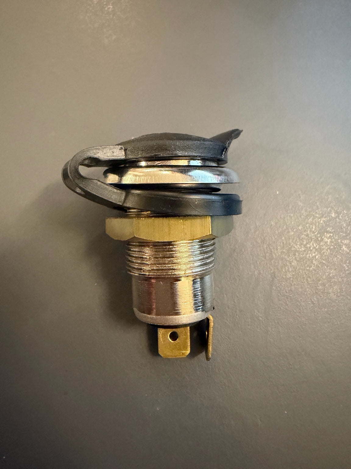 Eluttag med Dammskydd Ø16 mm