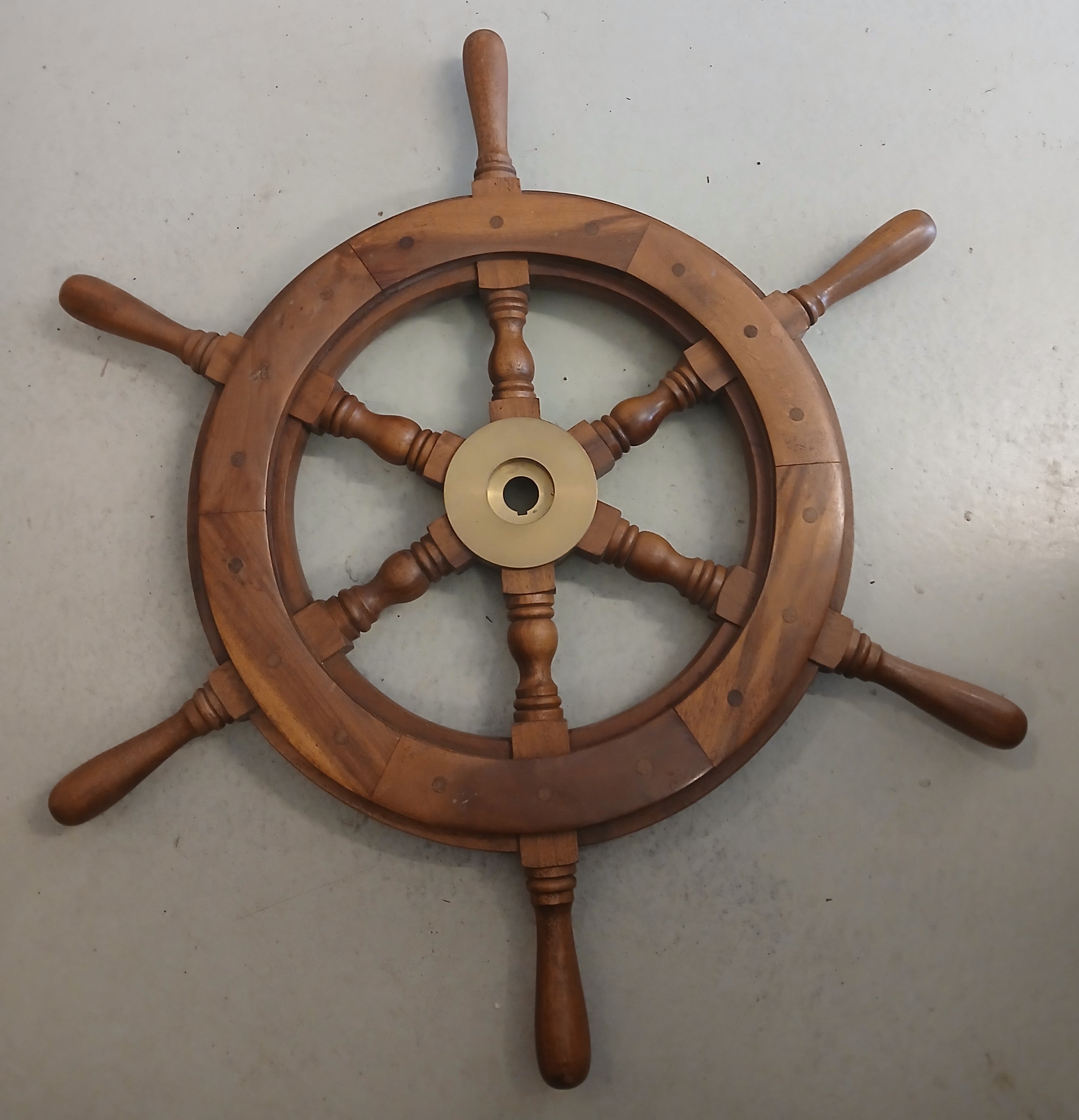 Knagerat i mahogni Ø 560 mm