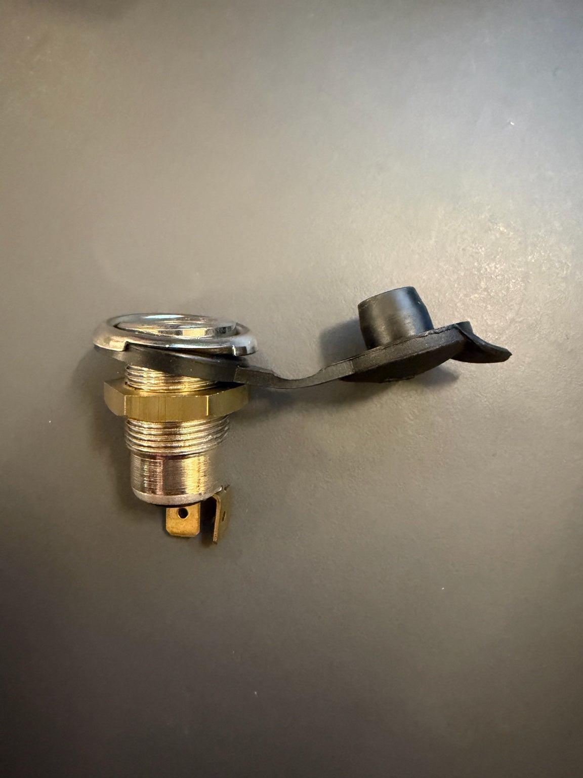 Eluttag med Dammskydd Ø16 mm