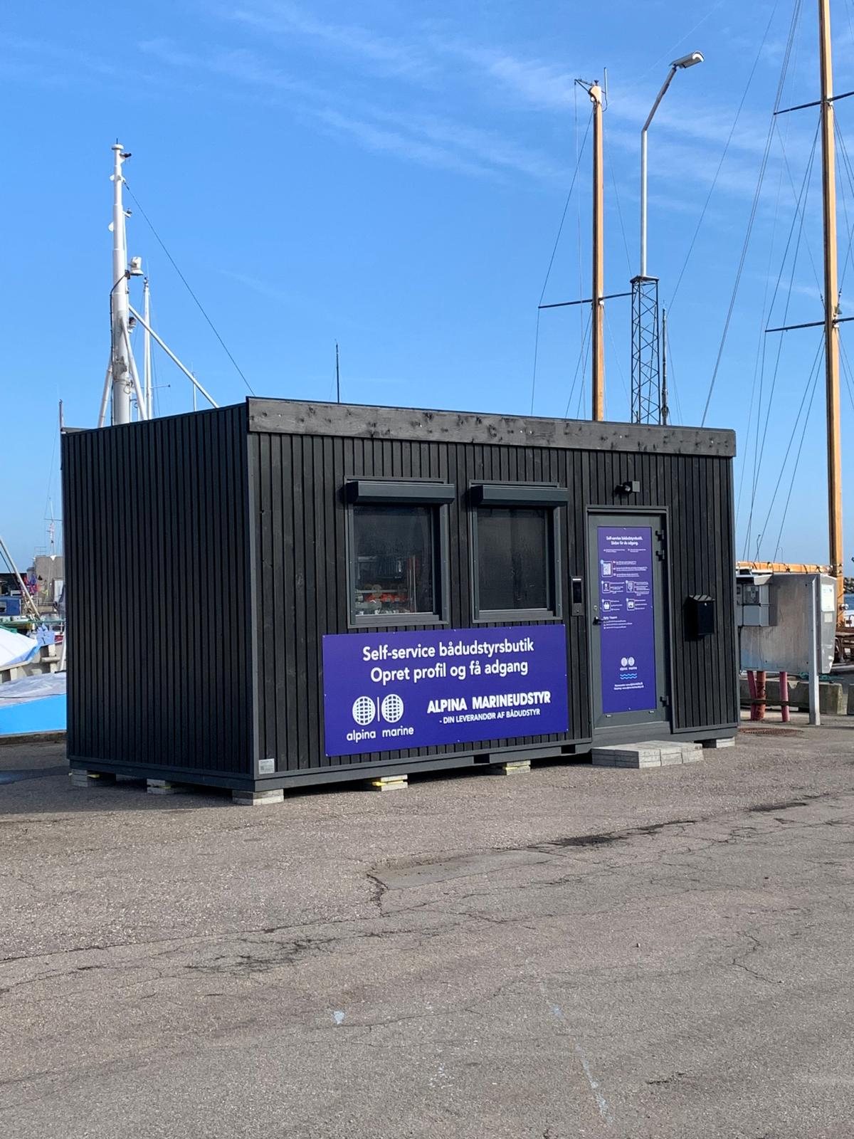 Alpina Marineudstyr Selbstbedienungsladen am Hafen von Rødvig