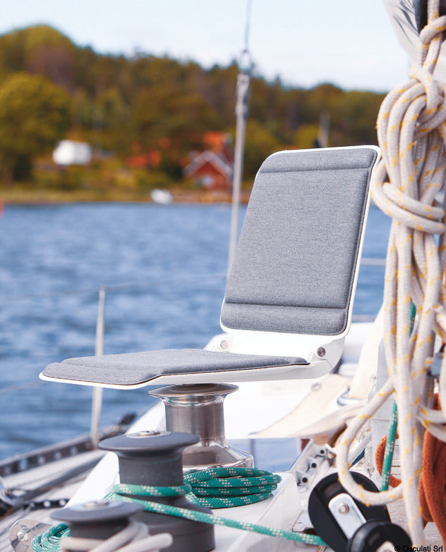 Stol til spil eller skødespil på båden fra Tides