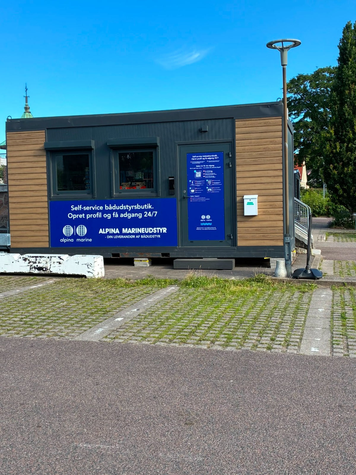 Alpina Marineudstyr Selbstbedienungsladen am Hafen von Vedbæk